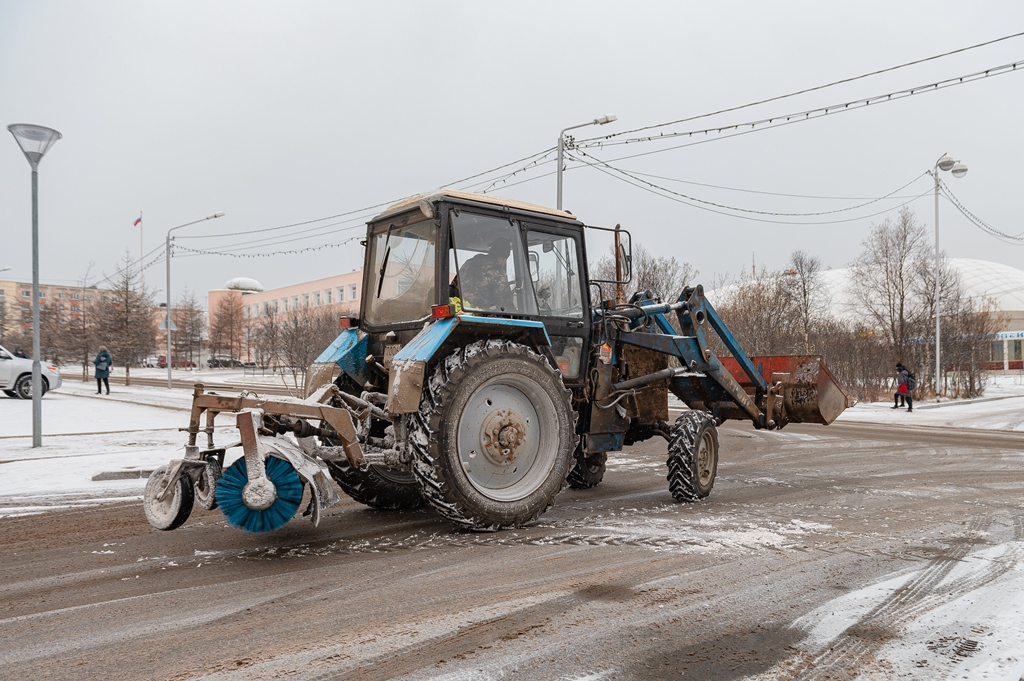 В Магадане на уборку тротуаров от снега вышла техника КЗХ Источник
