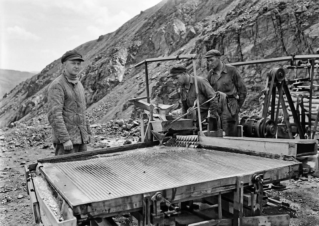 Промывка касситерита на столе Вильфлея. Рудник &quotБутугычаг&quot. 1940 год из газеты &quotСоветская Колыма&quot