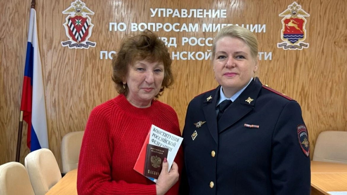 В Магадане пенсионерка из ДНР получила российский паспорт УМВД России по Магаданской области
