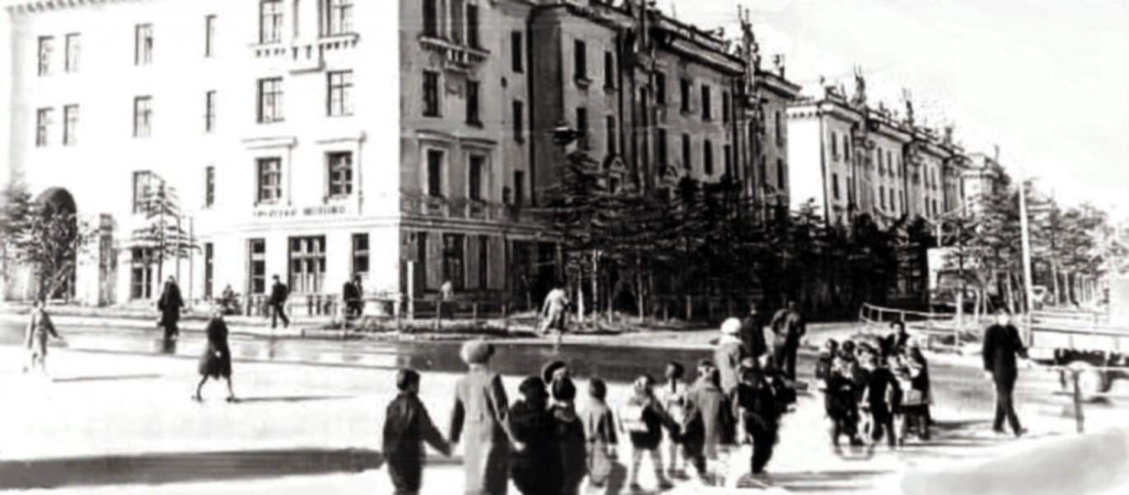 Перекресток улиц Ленина и Портовой, начало 70-х годов