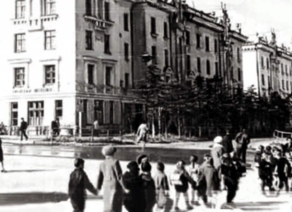 Перекресток улиц Ленина и Портовой, начало 70-х годов